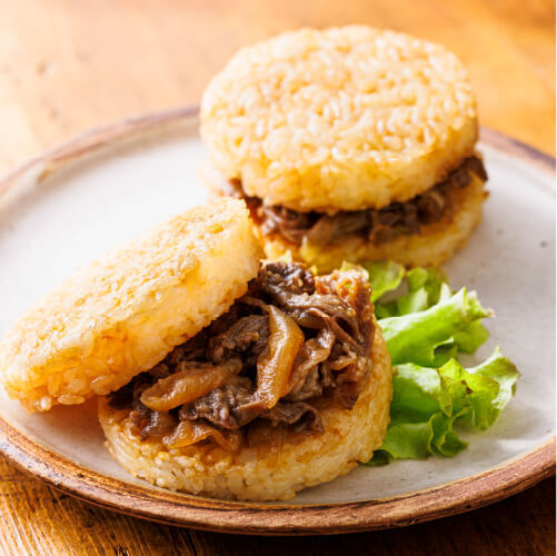 じっくり香ばしく焼き上げた　牛カルビライスバーガー